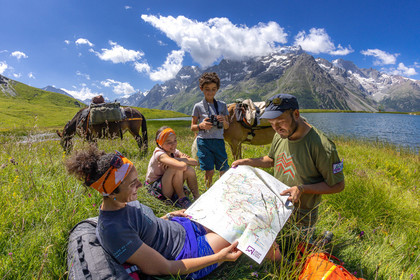 Trek famille avec animaux de bats
