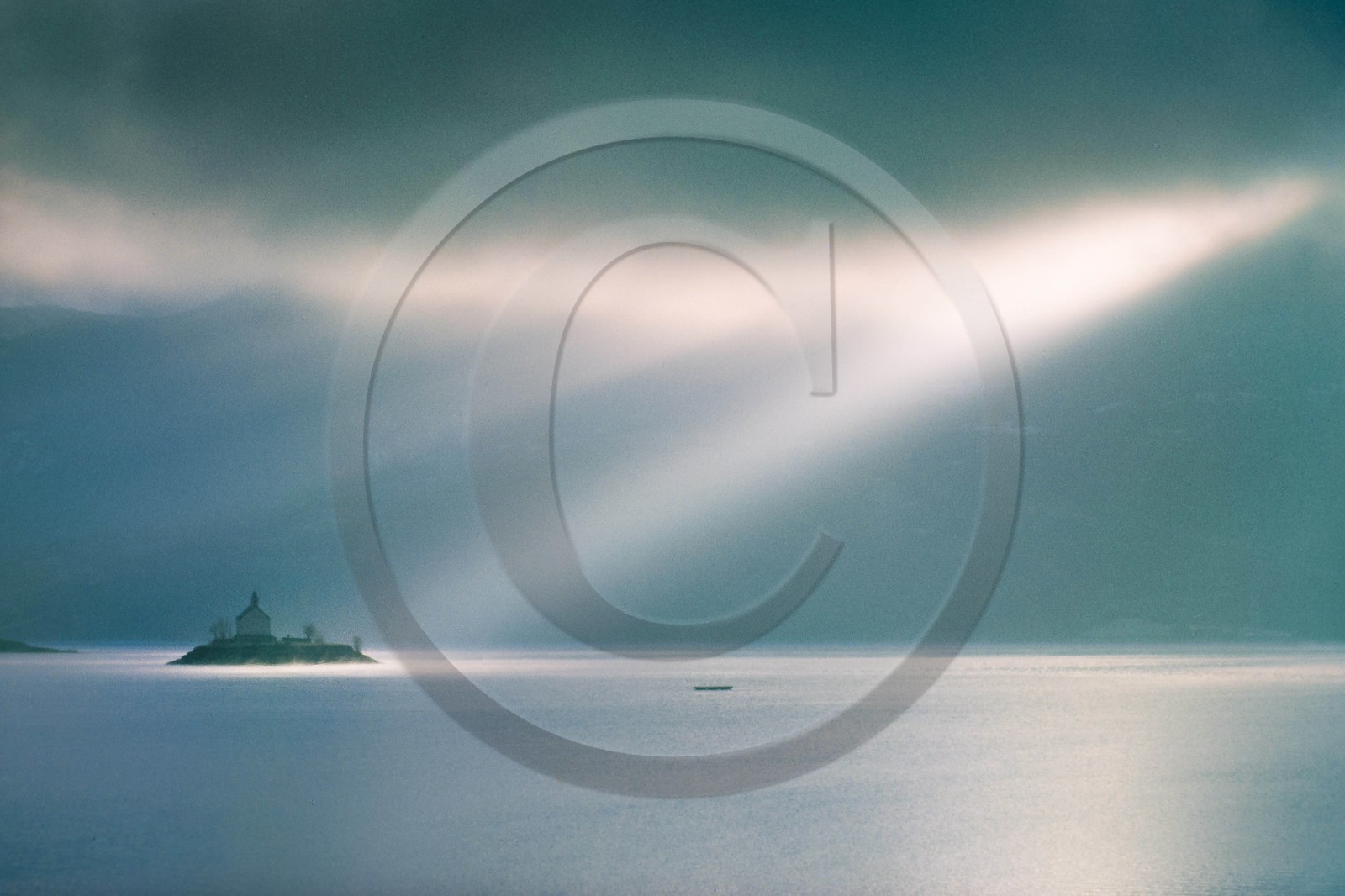 Lac de Serre-Ponçon, la baie et la Chapelle Saint-Michel,