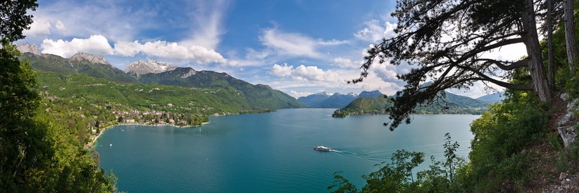Talloires et Lac d'Annecy vus de la Réserve naturelle du Roc de