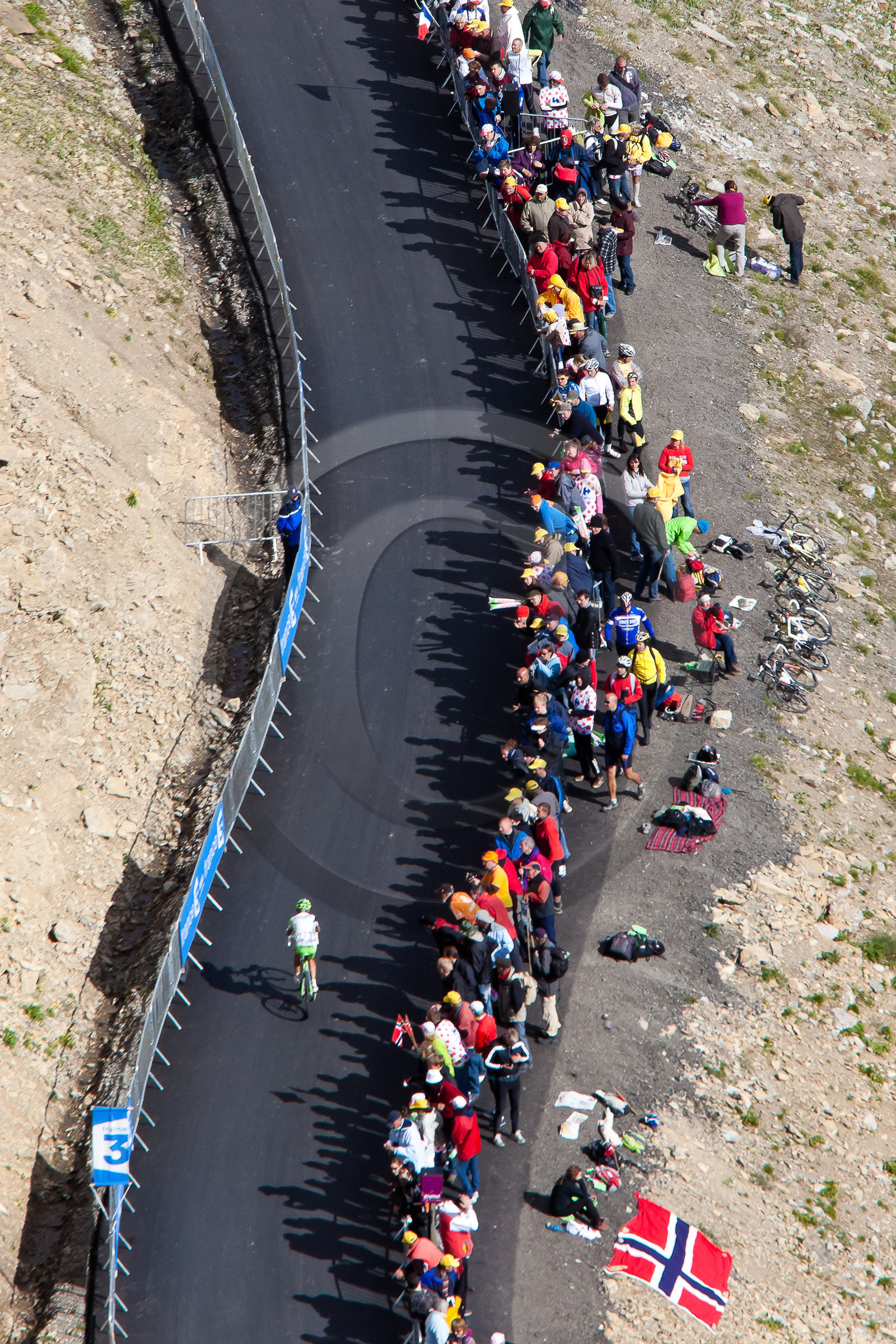 Tour de France 2011, arrivée au sommet du col du Galibier (altitude 2 6421 m)