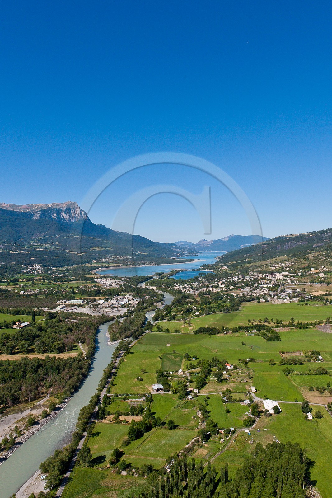 La ville d'Embrun est construite sur un roc et domine la Durance