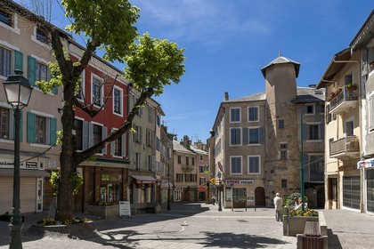 Ville d'Embrun, rue Clovis Hugues et la place de la Mazelière