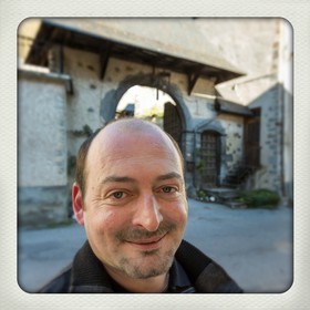 Valbonnais, office du tourisme de Valbonnais, Christophe Turc devant la maison Champollion