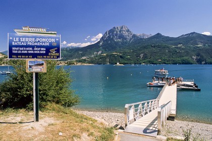 Lac de Serre-Ponçon, la baie et la Chapelle Saint-Michel,