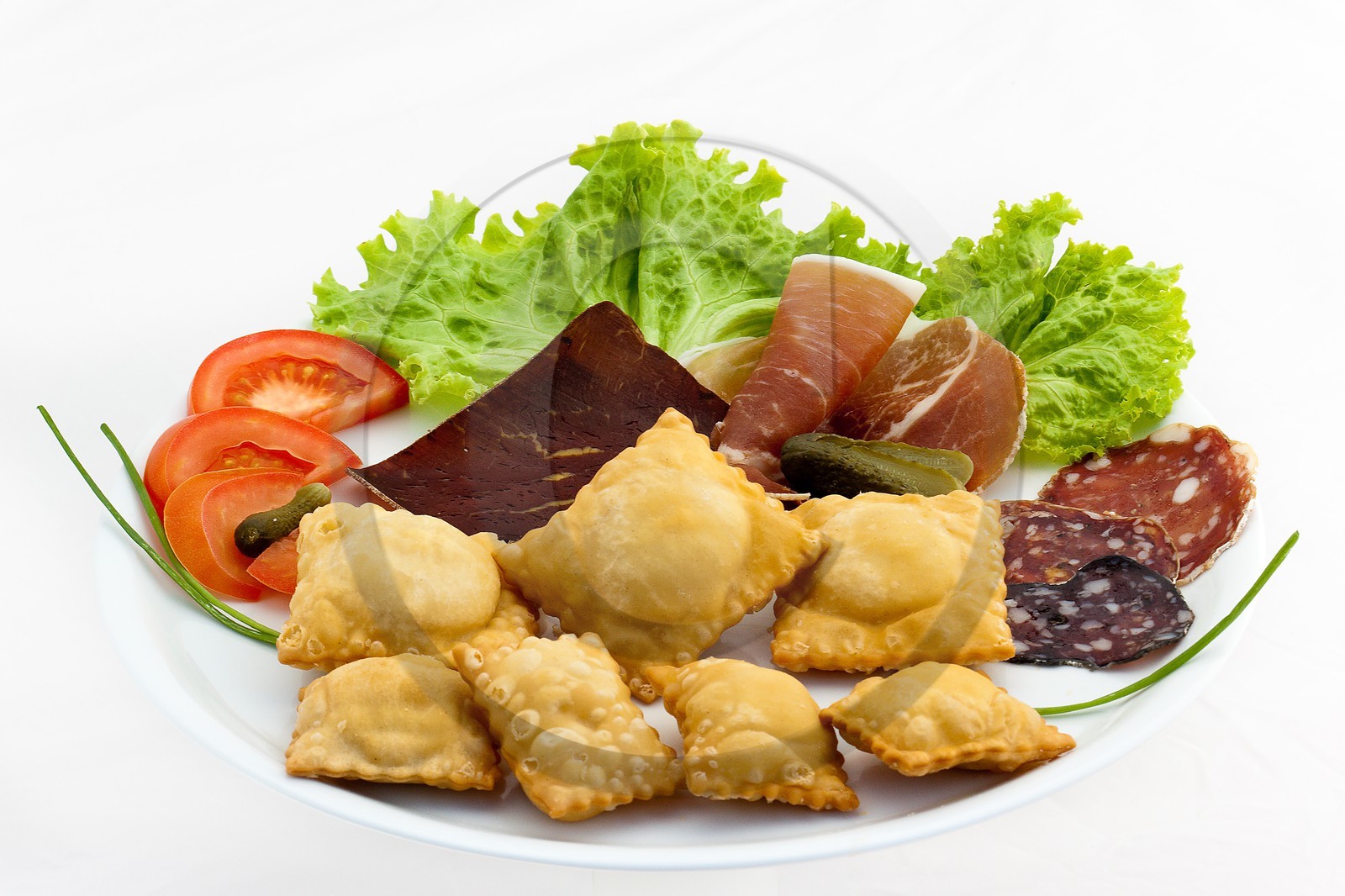 Spécialités culinaires de la vallée du Champsaur assiette de charcuterie et tourtons du Champsaur