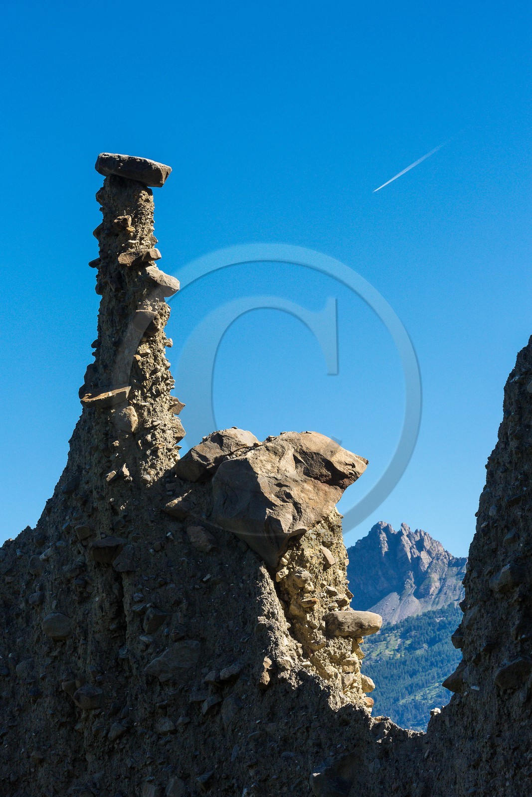 Le Sauze-du-Lac, site classé des Demoiselles Coiffées,  appelées également cheminées de fées