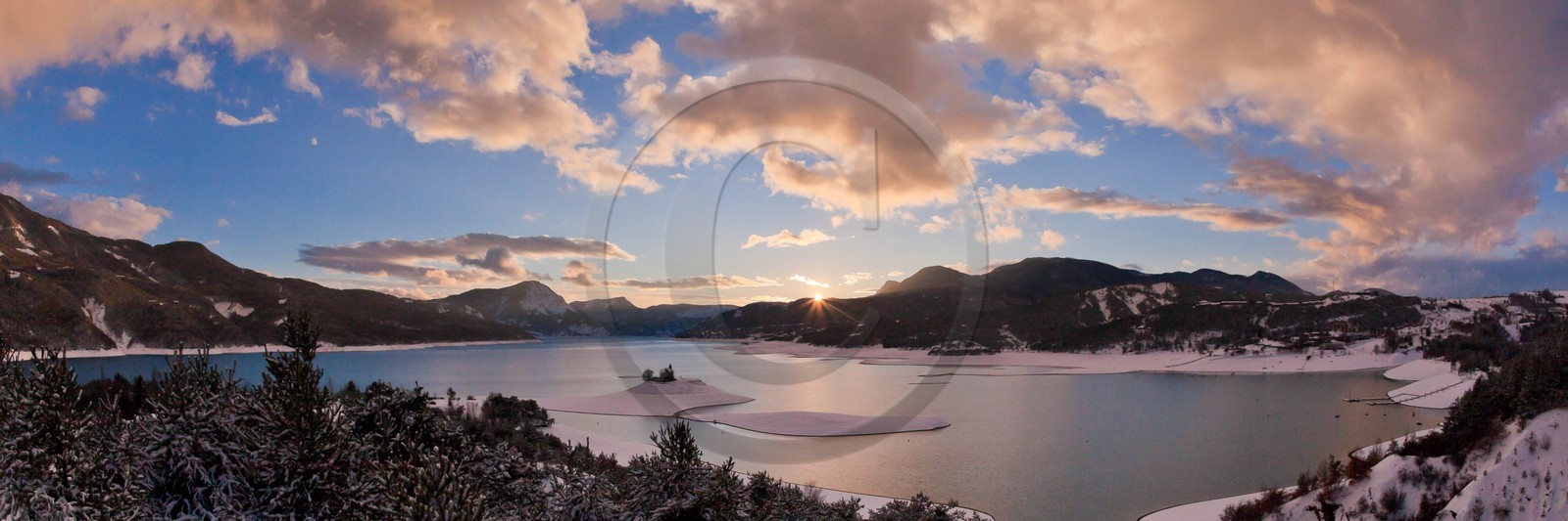 Lac de Serre-Ponçon, la baie et la Chapelle Saint-Michel,