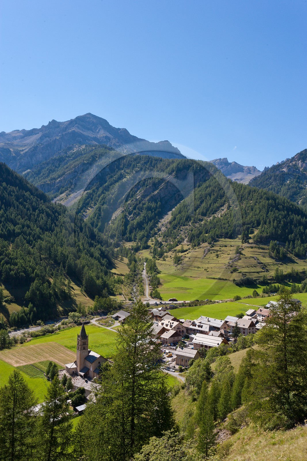 village d'Arvieux sur la route du col de l'Izoard