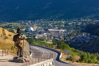 Statue d' Edward Whymper par l'artiste Christian Burger