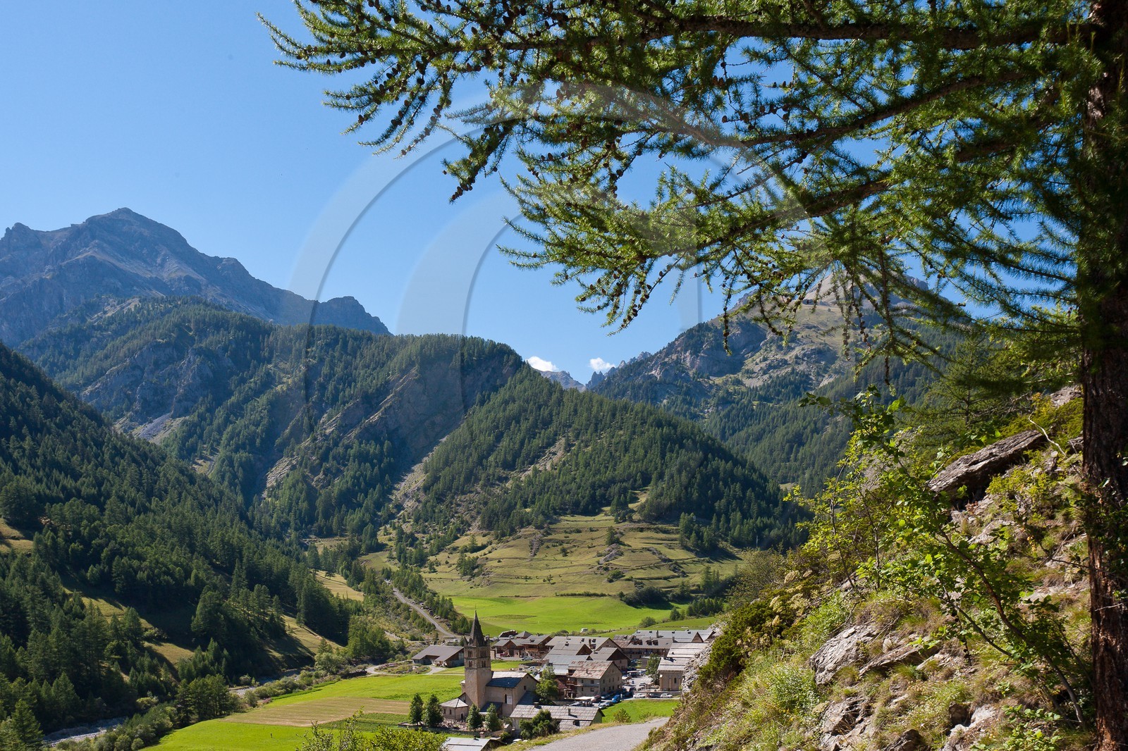 village d'Arvieux sur la route du col de l'Izoard
