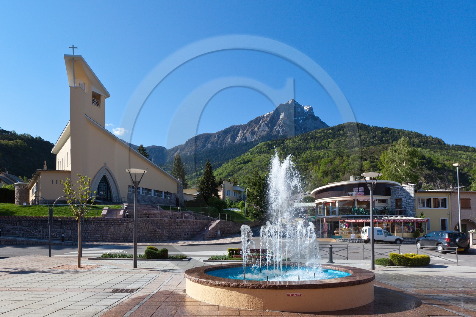 Eglise de Savines-le-Lac et le Pic de Morgon