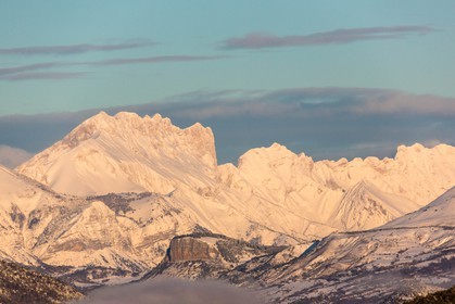 vallée du Champsaur, le Chapeau de Napoléon et la montagne de Faraud, frontière du massif du Dévoluy