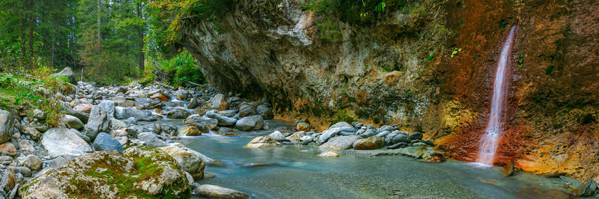Réserve naturelle des Contamines-Montjoie, source ferrugineuse dans le torrent de Tré-la-Tête