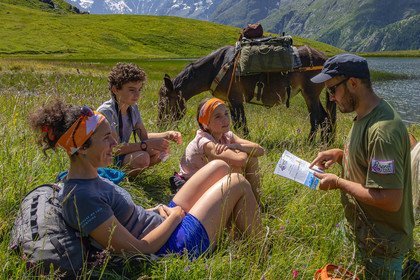 Trek famille avec animaux de bats