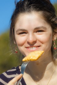 Tourton du Champsaur, jeune fille goutant une spécialité culinaire de la vallée du Champsaur