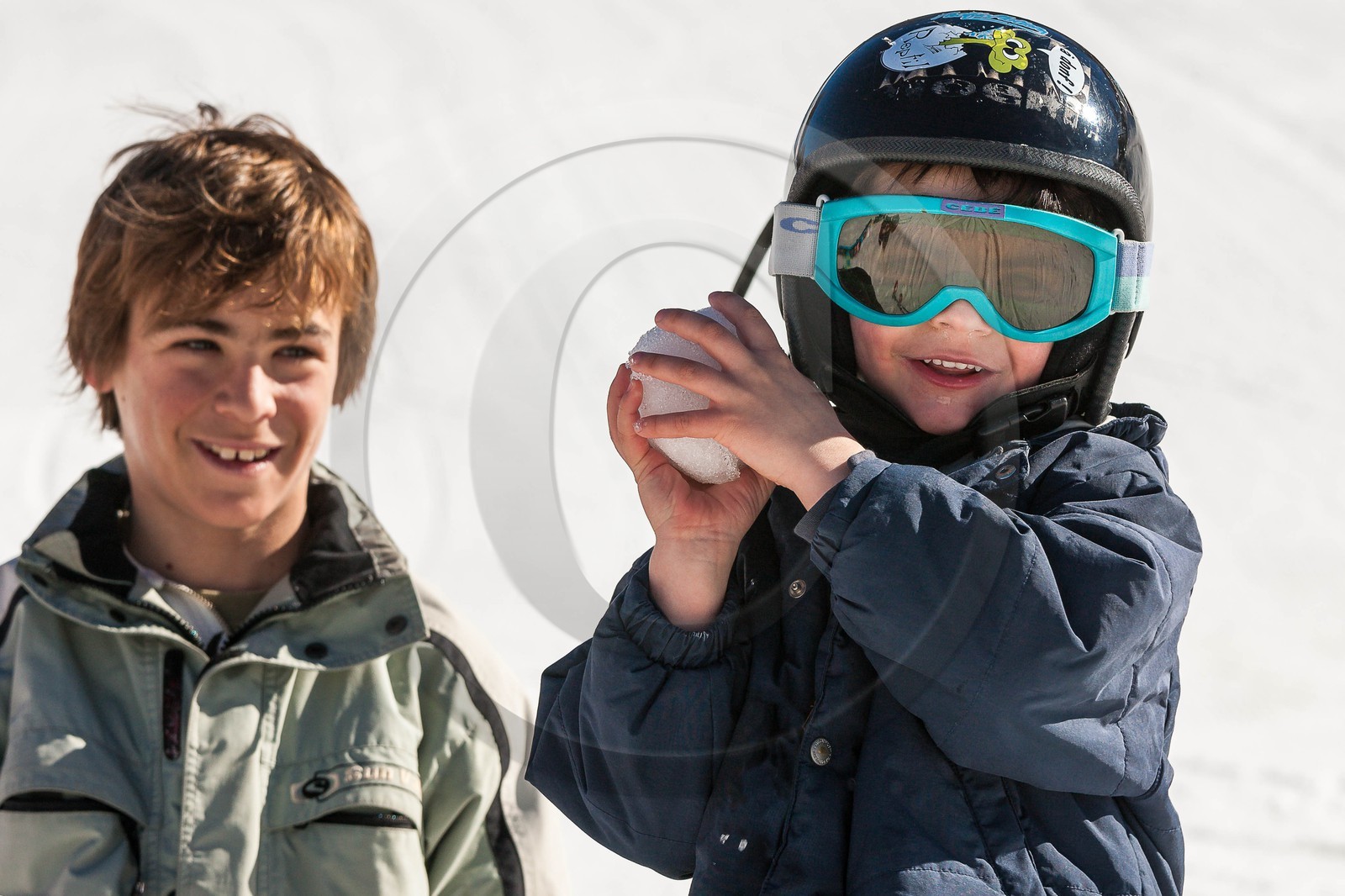 Jeux d'enfant famille à la neige