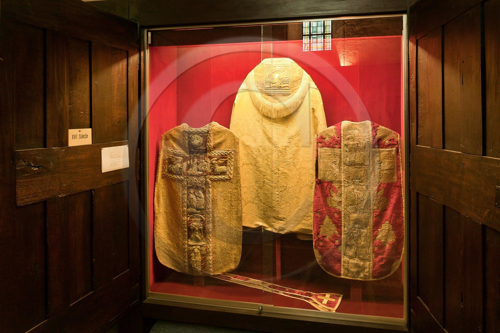 Embrun, Cathédrale Notre-Dame du Réal, musée d'art sacré, collection remarquable de vêtements sacerdotaux