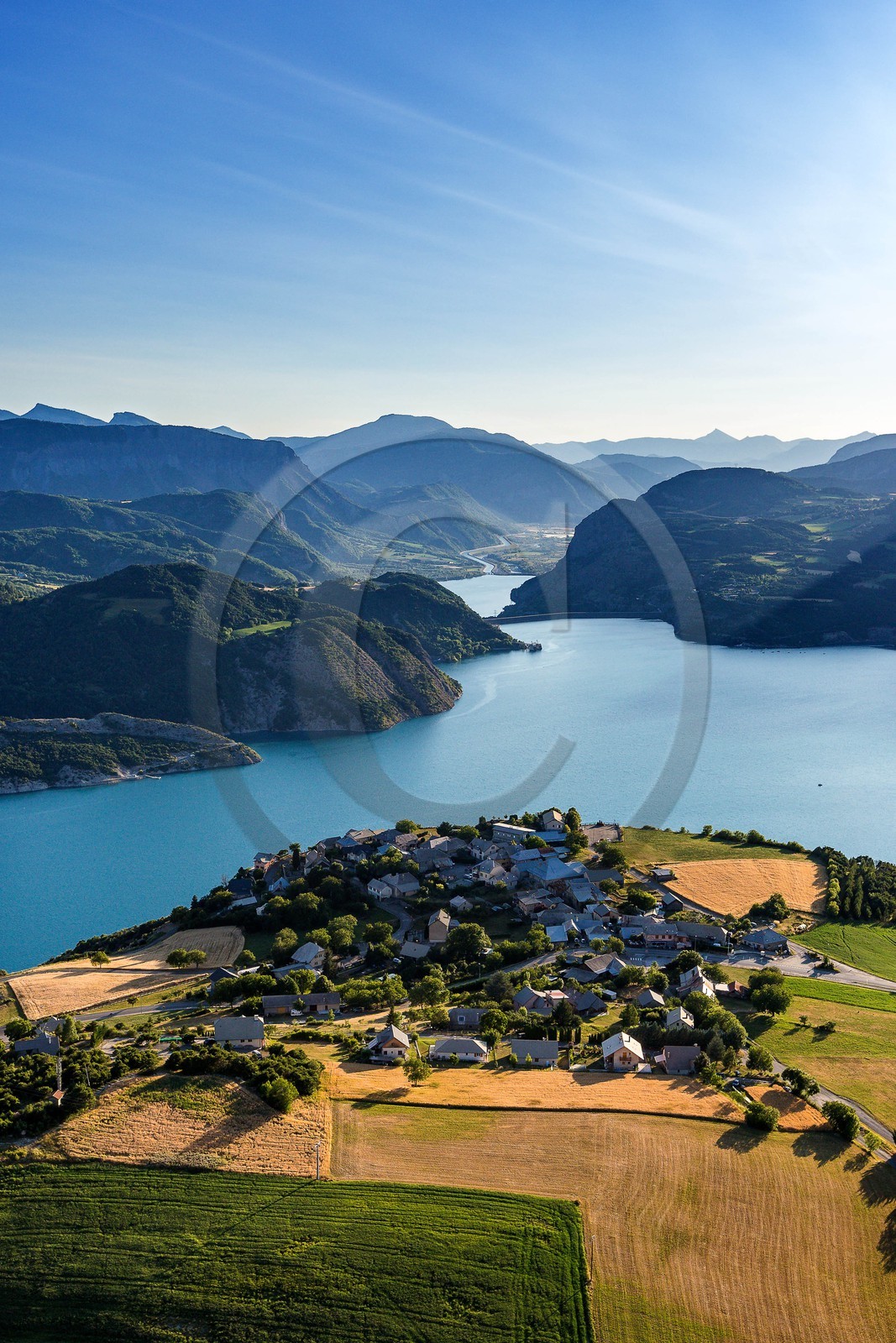 Le Sauze-du-Lac, village perché sur les hauteurs du lac de Serre-Ponçon
