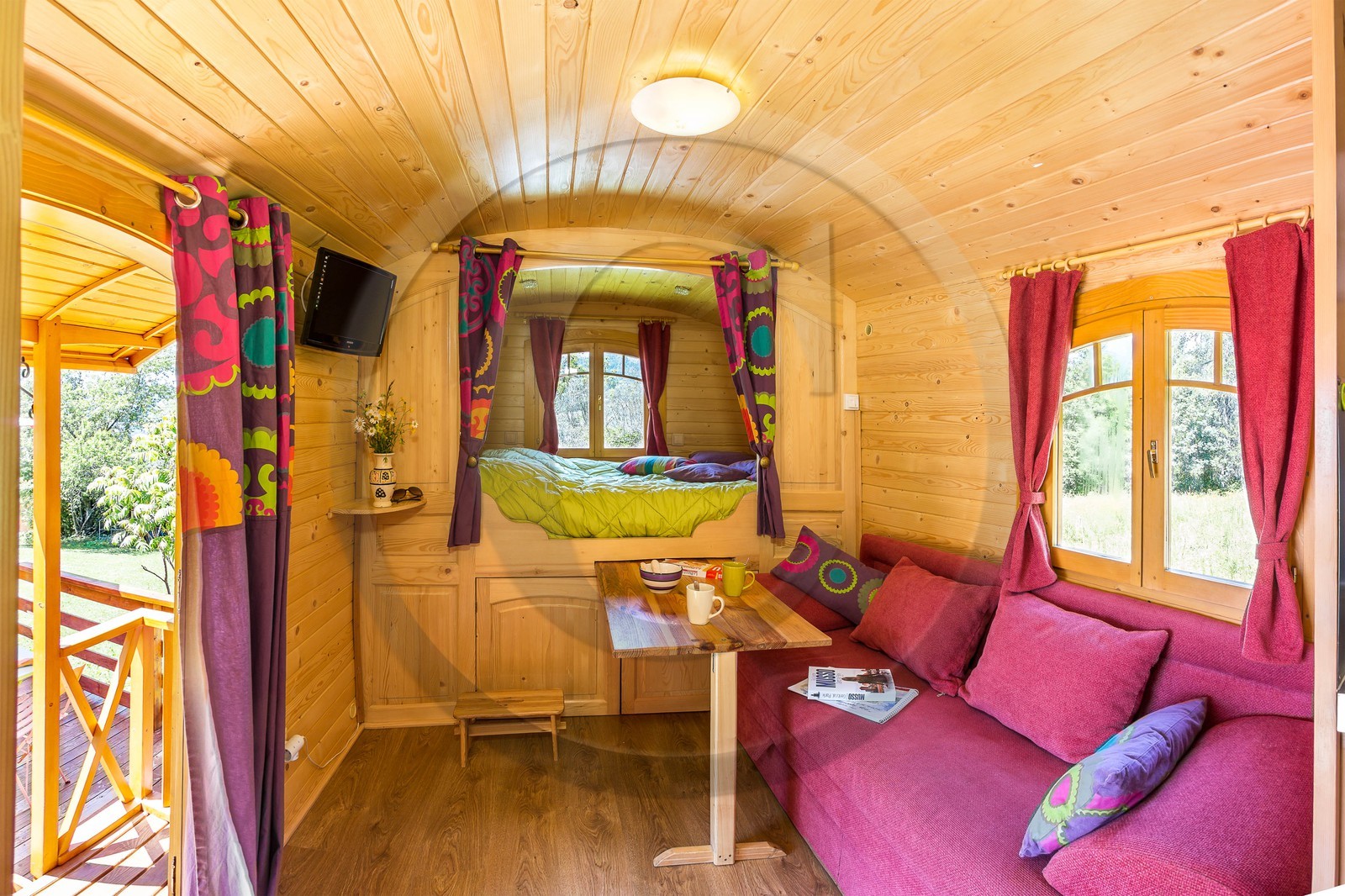 Saint-Léger Les Mélèzes, Gîte La Roulotte des Forests