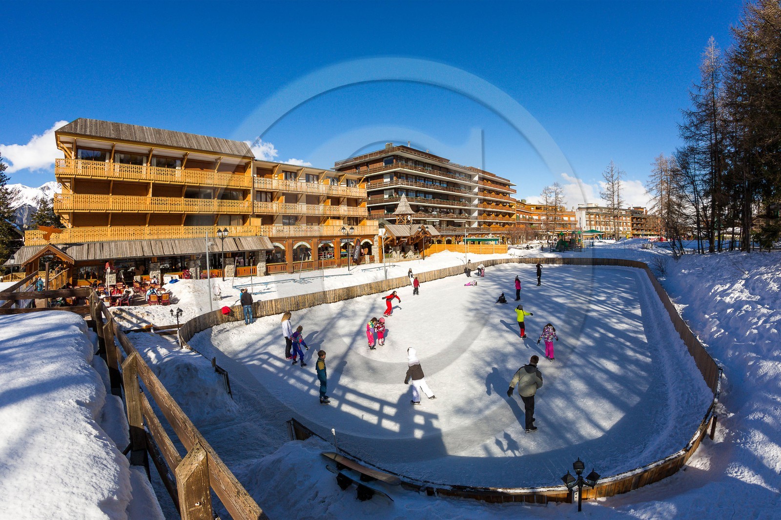 Uvernet-Fours, station de ski de Praloup, patinoire extérieure