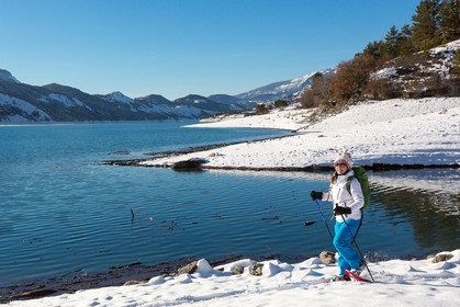 Lac de Serre-Ponçon, vallée de l'Ubaye, randonnée en raquettes à neige