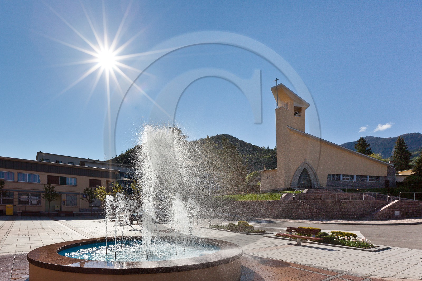 Eglise de Savines-le-Lac et le Pic de Morgon