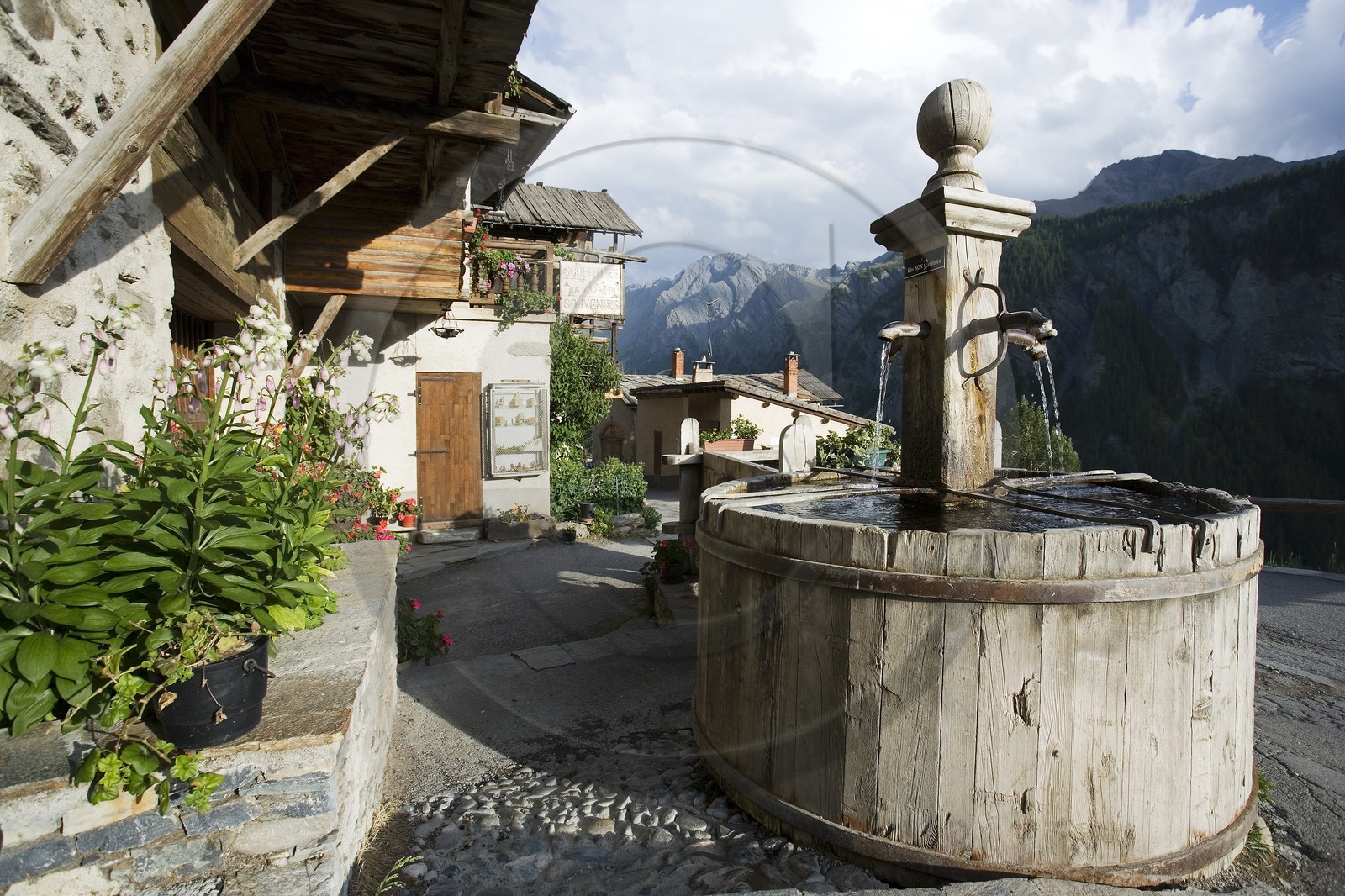 Saint-Véran, 2 042 m d'altitude,  plus haute commune  d'Europe