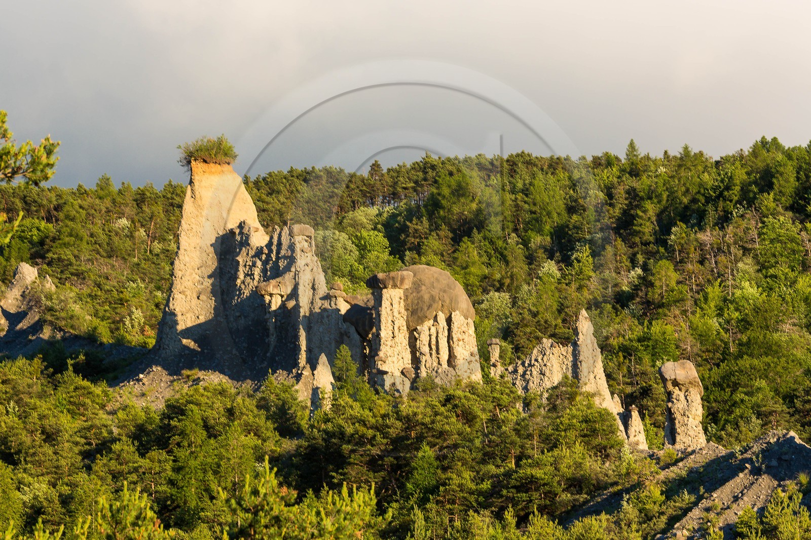 Le Sauze-du-Lac, site classé des Demoiselles Coiffées,  appelées également cheminées de fées