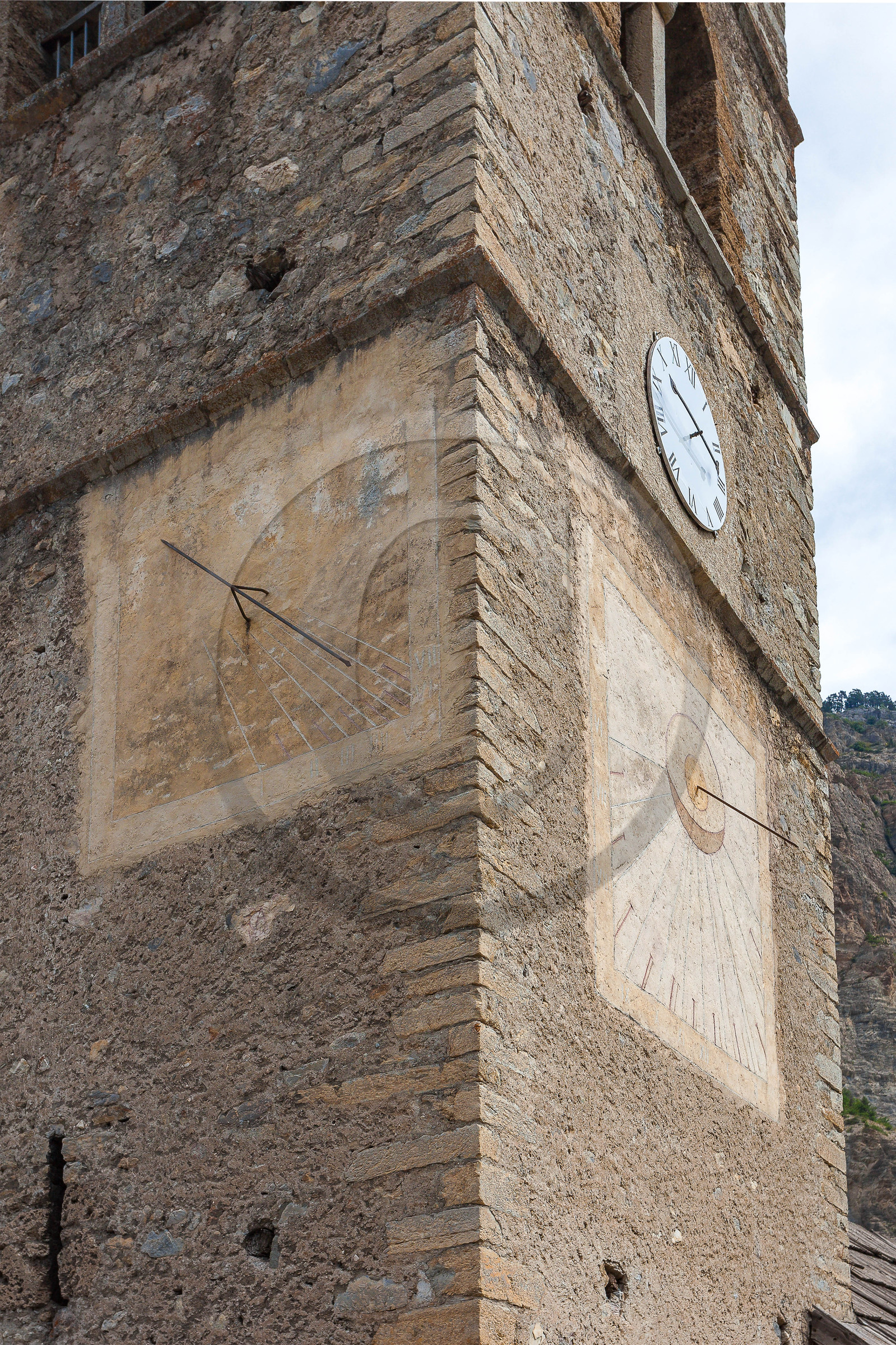Église Saint-Laurent des Vigneaux, cadran solaire