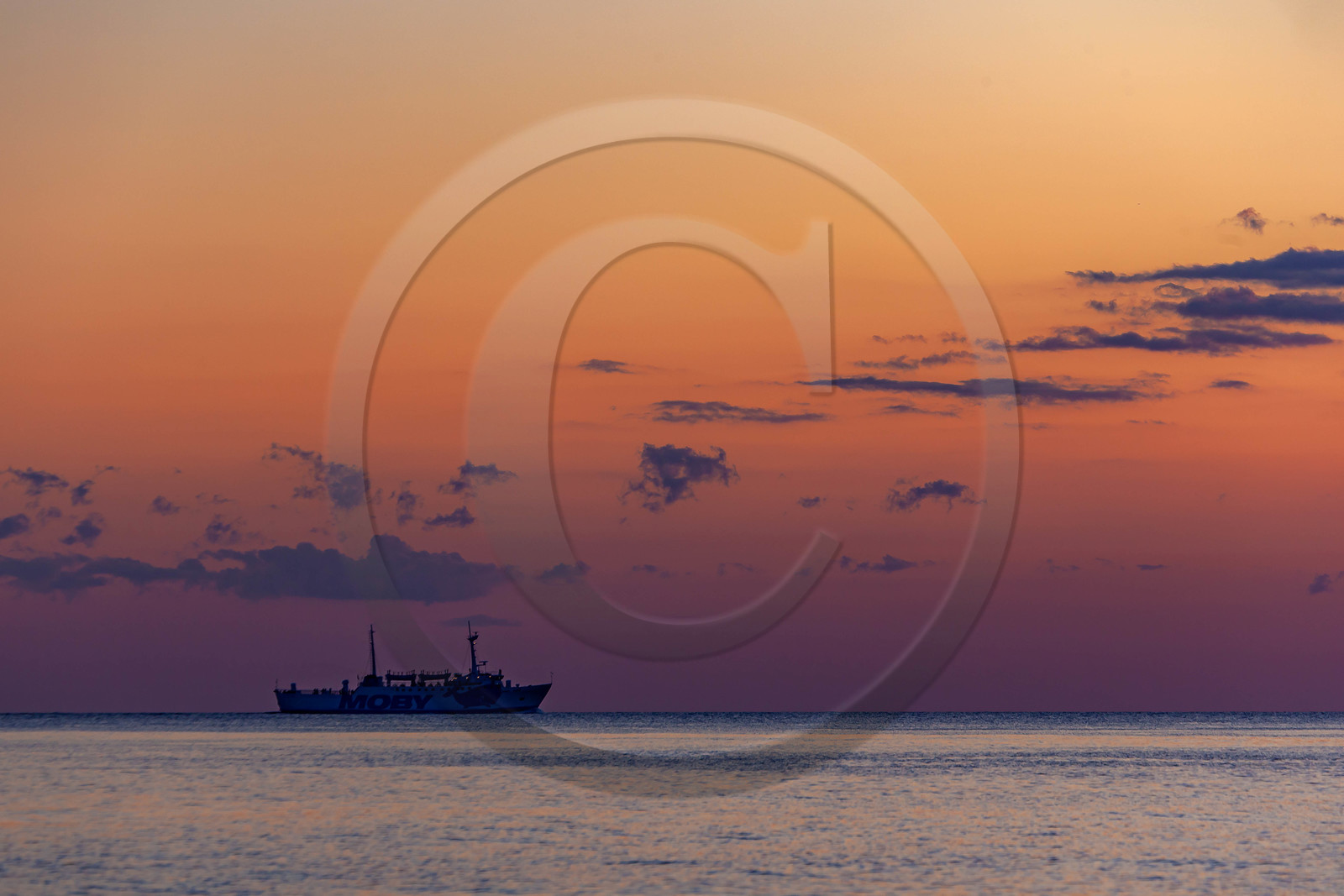 Bateau et oucher de soleil sur Bonifacio
