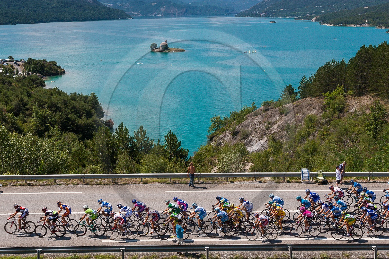 Lac de Serre-Ponçon, la baie et la Chapelle Saint-Michel, course cycliste Tour de France