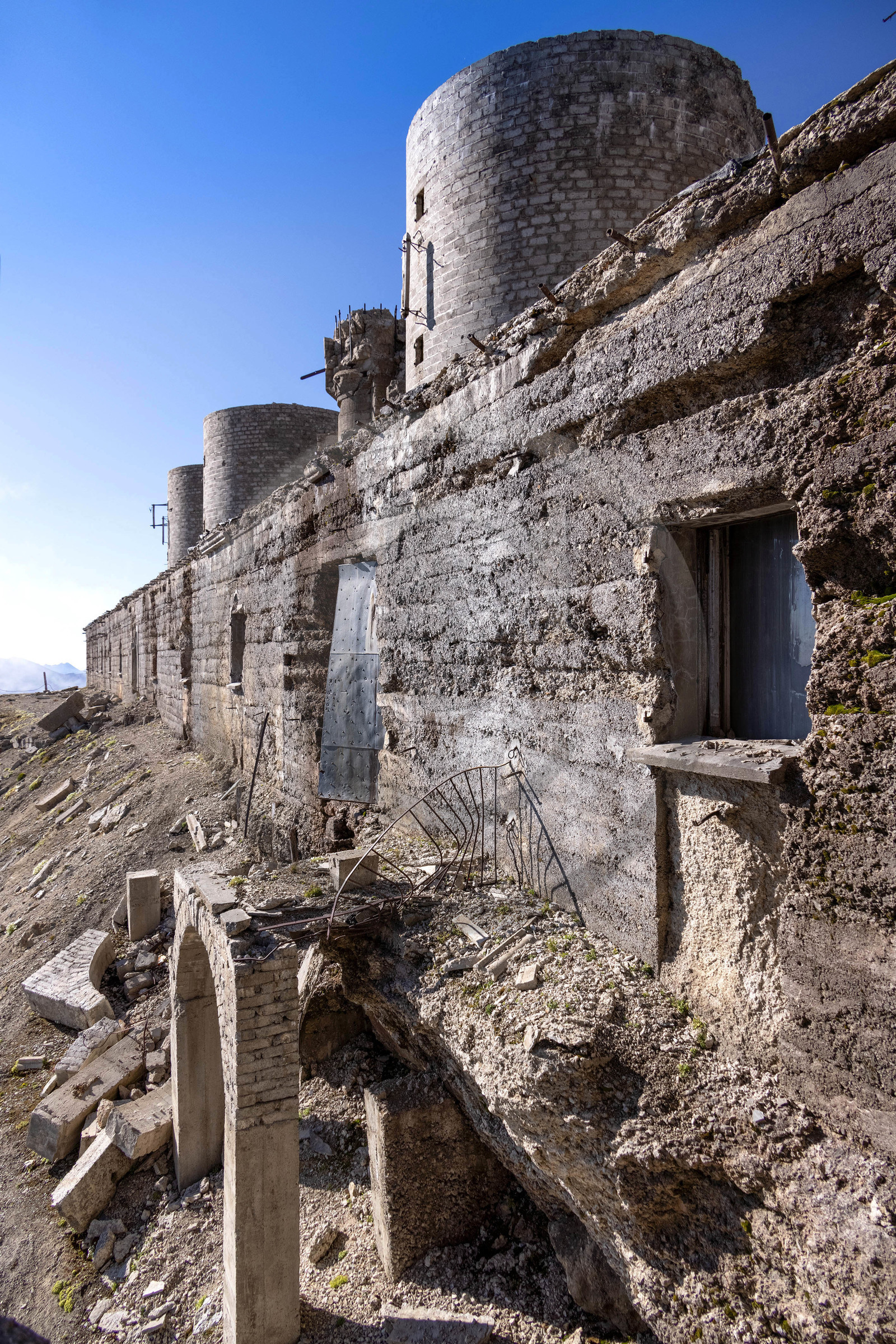 Fort du Chaberton et les ruines de l'ancien camp militaire