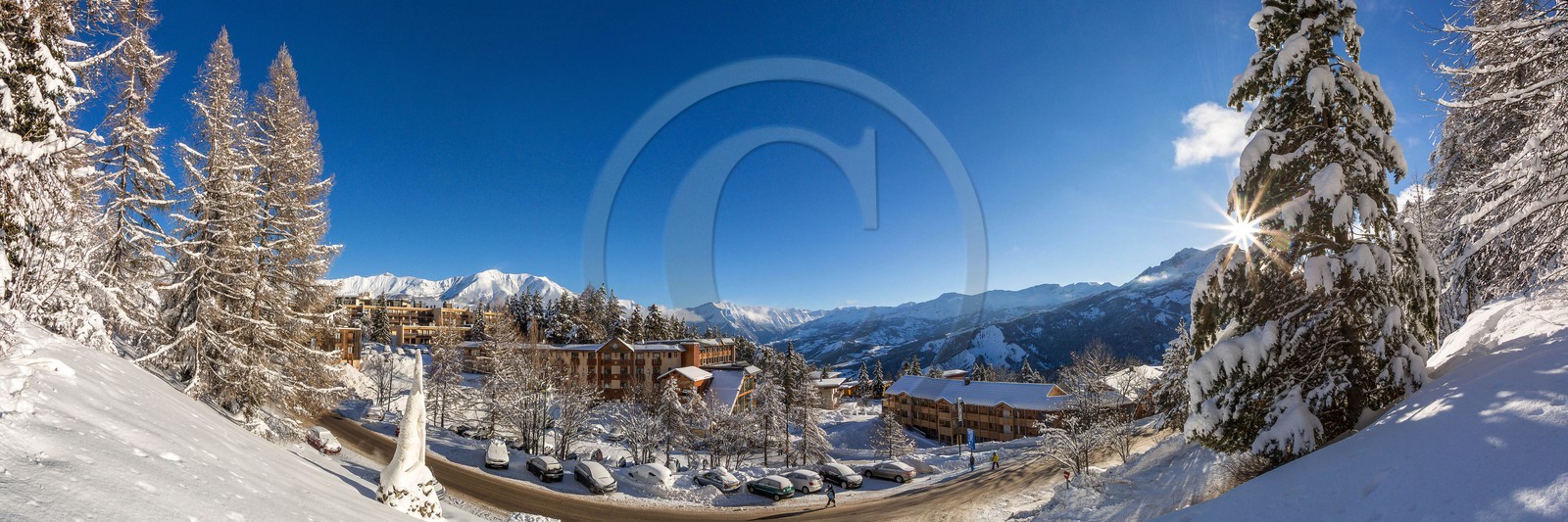Praloup, Statue du loup hurlant, Hôtel Club du Soleil Les Bergers Pra-Loup 1600