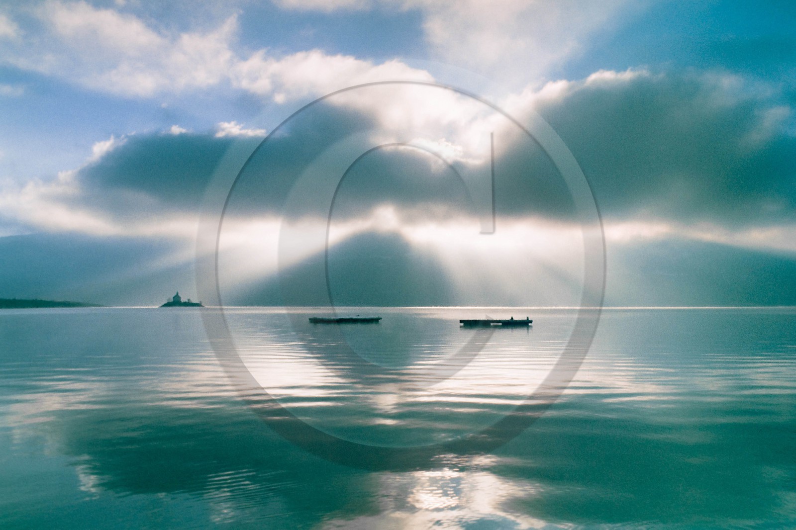 Lac de Serre-Ponçon, la baie et la Chapelle Saint-Michel,
