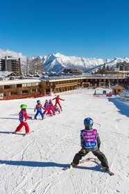 Uvernet-Fours, station de ski de Praloup, école de ski sur le front de neige