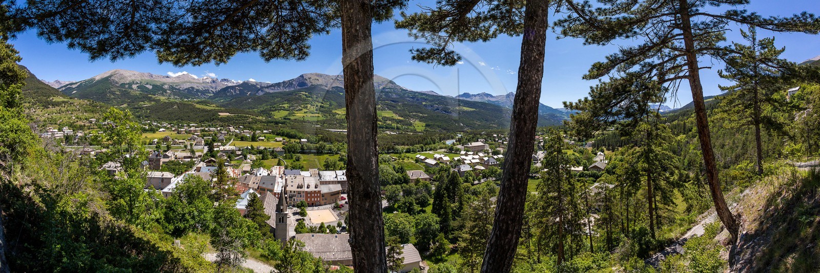Jausiers, vue du Clocher, église Saint-Nicolas de Myre vue du Clocher du chemin du Chastel
