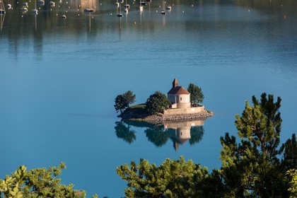 Lac de Serre-Ponçon, la baie et la Chapelle Saint-Michel