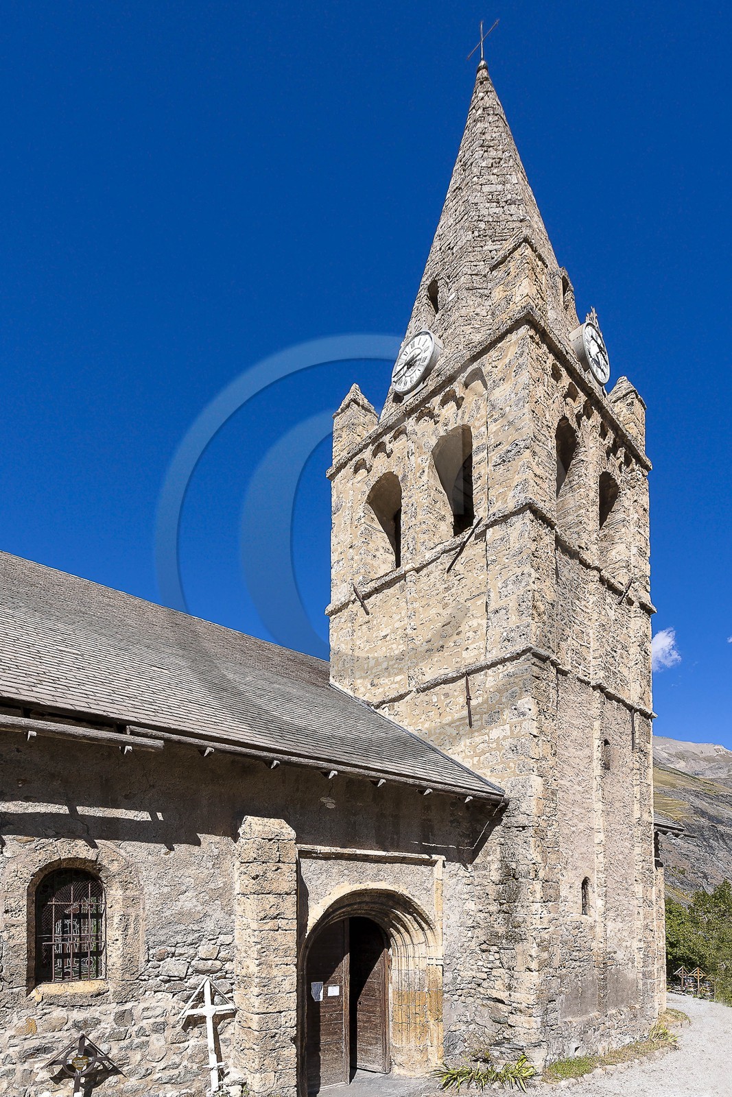 La Meije, La Grave, L'église romane  Notre-Dame-de-l'Assomption date du XIe et début XIIe siècle