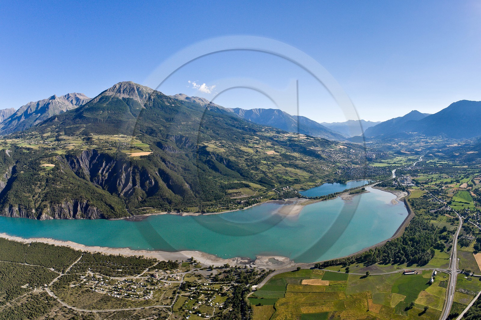 Lac de Serre-Ponçon, le plan d'eau et la ville d'Embrun