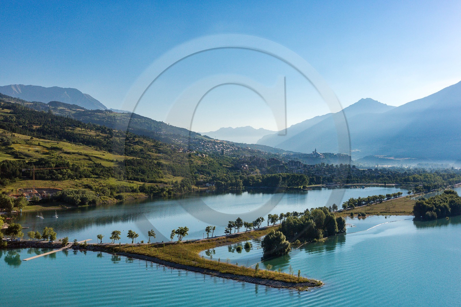 Lac de Serre-Ponçon, Embrun et le plan d'eau