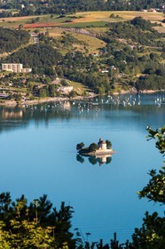 Lac de Serre-Ponçon, la baie et la Chapelle Saint-Michel