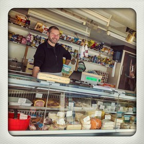 Vallée de la Bonne, village Le Désert, Chez Fabien, épicerie ambulante, charcuterie, fromages