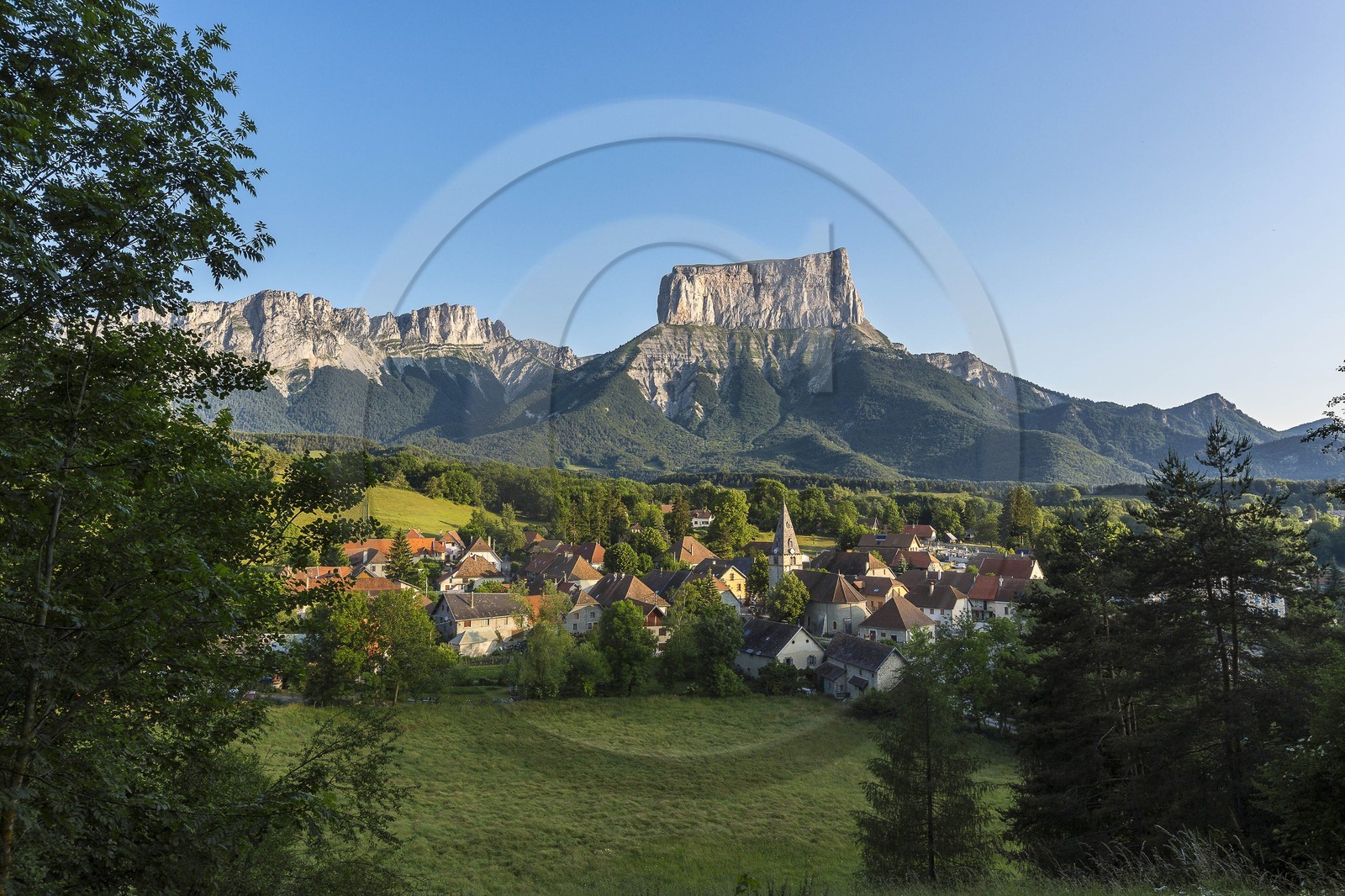 village de Chichilianne (plus beaux village de France) au pied du Mont-Aiguille