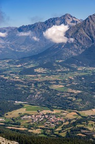 Vallée du Champsaur, le bocage et le village de Poligny