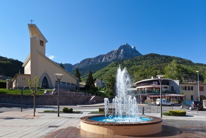Eglise de Savines-le-Lac et le Pic de Morgon