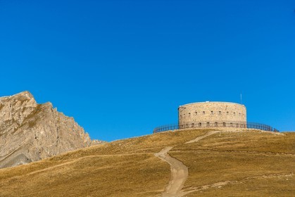 Fort de l'Olive. Il se situe à une altitude de 2239 m, au-dessus de Plampinet