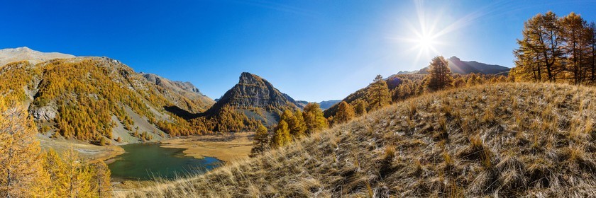 Jausiers, Lac des Sagnes et forêt de mélèzes à l'automne