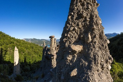 Le Sauze-du-Lac, site classé des Demoiselles Coiffées,  appelées également cheminées de fées