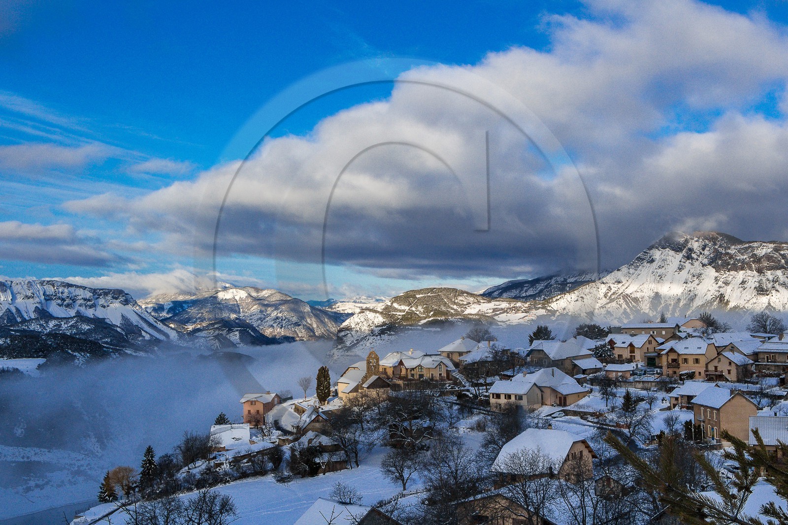 Le Sauze-du-Lac, village perché sur les hauteurs du lac de Serre-Ponçon