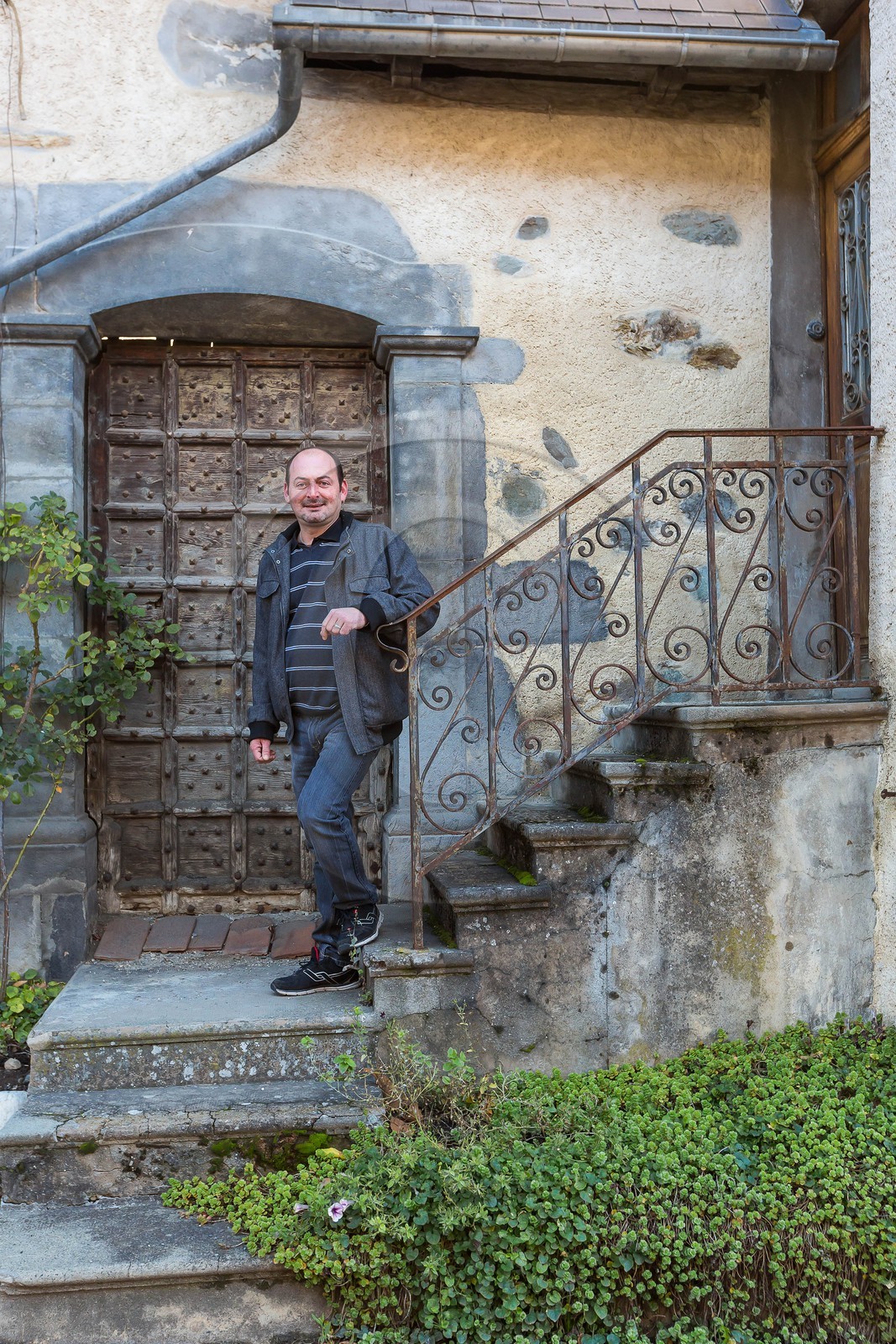 Valbonnais, office du tourisme de Valbonnais, Christophe Turc devant la maison Champollion